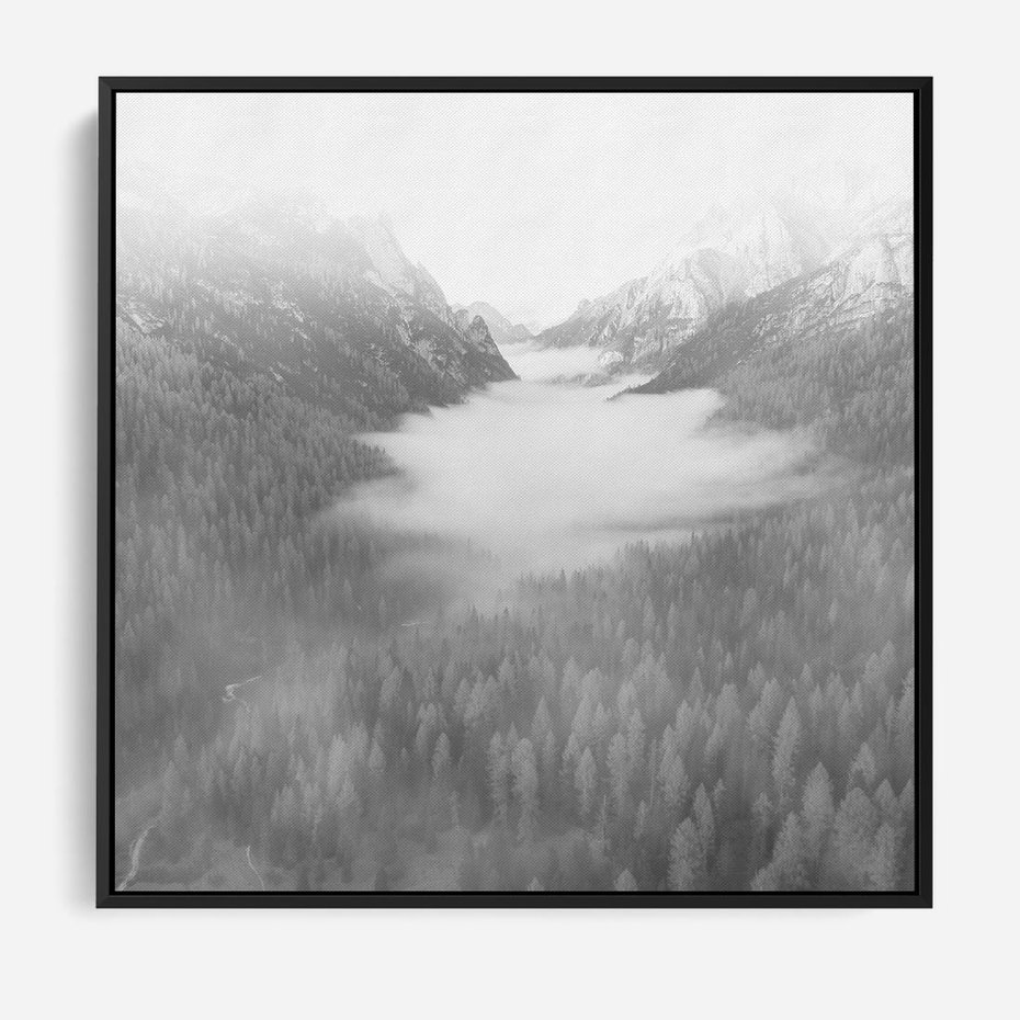 Obraz w ramie 50x50 - Szare Góry - zamglony krajobraz, las - rama czarna