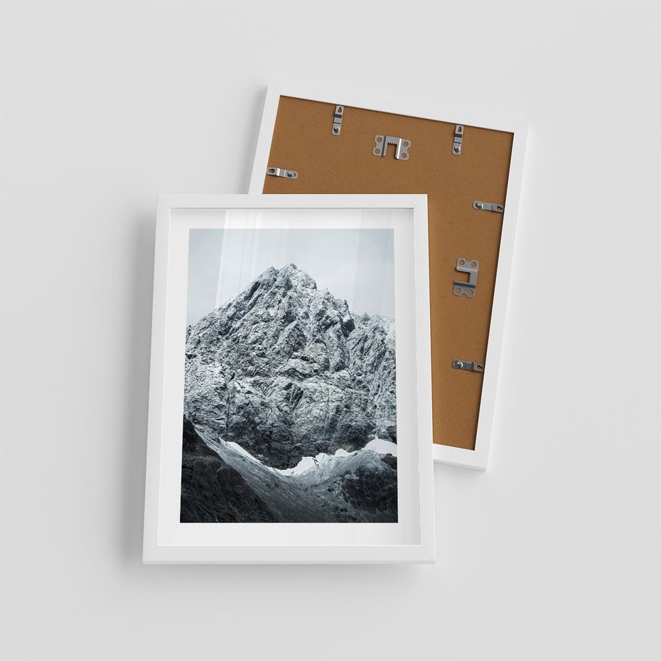 Plakat w ramie 30x40 - Surowość Gór - śnieg, zima w górach - rama biała