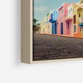 Obraz w ramie 50x50 - Ekspresja marzeń i tęsknot - pastelowe kolorowe budynki, wzdłuż ulicy - rama drewno