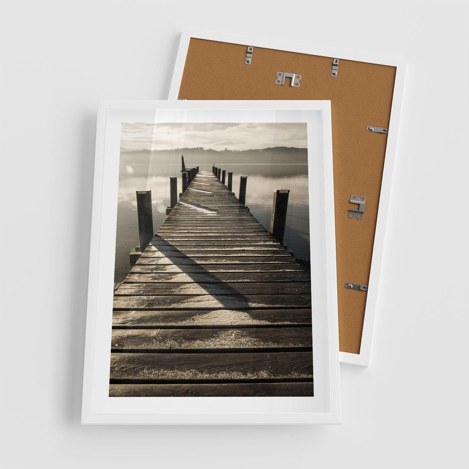 Plakat w ramie 50x70 - Pomost nad jeziorem - pomost, jezioro - rama biała
