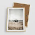 Plakat w ramie 50x70 - Wiejska Idylla - stary drewniany dom w polu suchej trawy, fotografia - rama drewno