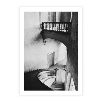 Plakat bez ramy 21x30 - Po Schodach w Dół - czarno białą fotgrafia, zakręcone schody w starek kamienicy