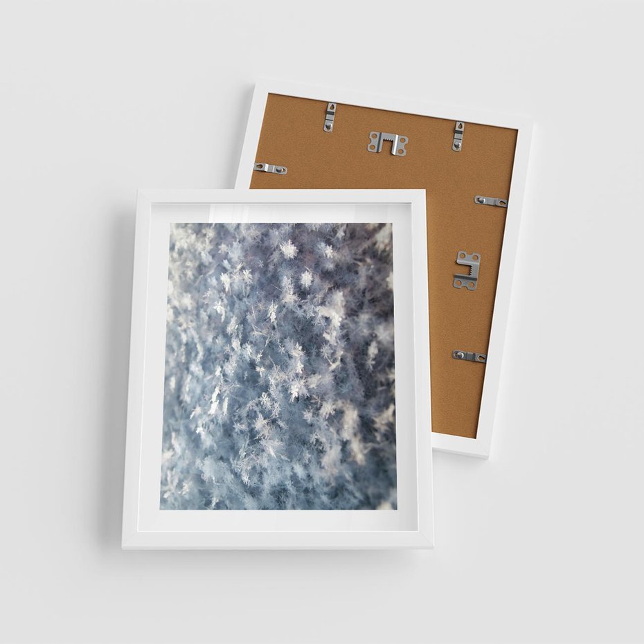 Plakat w ramie 40x50 - Magia Śnieżnych Kryształków - śnieg, szron - rama biała