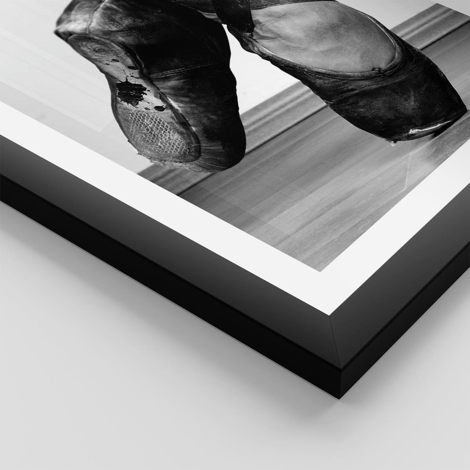 Plakat w ramie 30x40 - Taniec Zmysłów - artystyczne zdjęcie, odcienie szarości - rama czarna