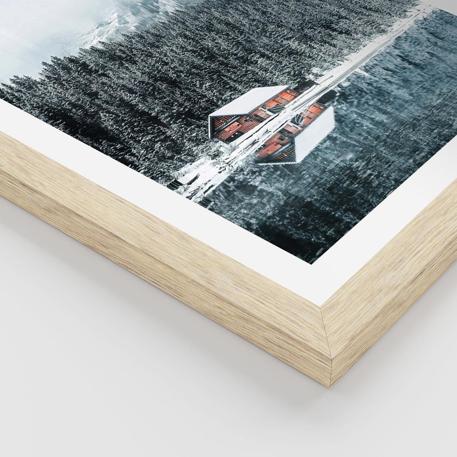 Plakat w ramie 40x50 - Biały Domek - domek w górach, zima - rama drewno