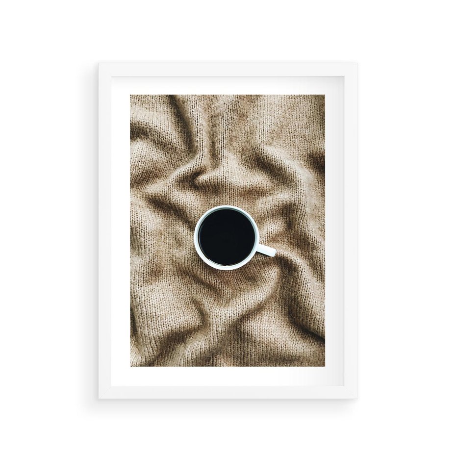 Plakat w ramie 30x40 - Filiżanka Kawy na Brązowym Kocu - kawa, czarna kawa - rama biała