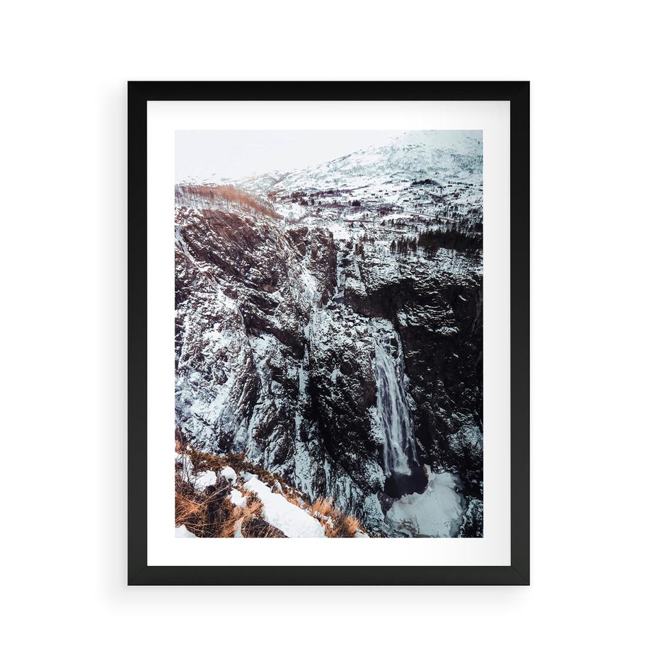 Plakat w ramie 40x50 - Góry w Białym Uroku: Zimowa Sceneria - górski krajobraz, zima - rama czarna