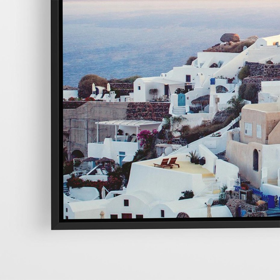 Obraz w ramie 70x50 - Biel ponad Błękitem - Santorini, białe budynki - rama czarna