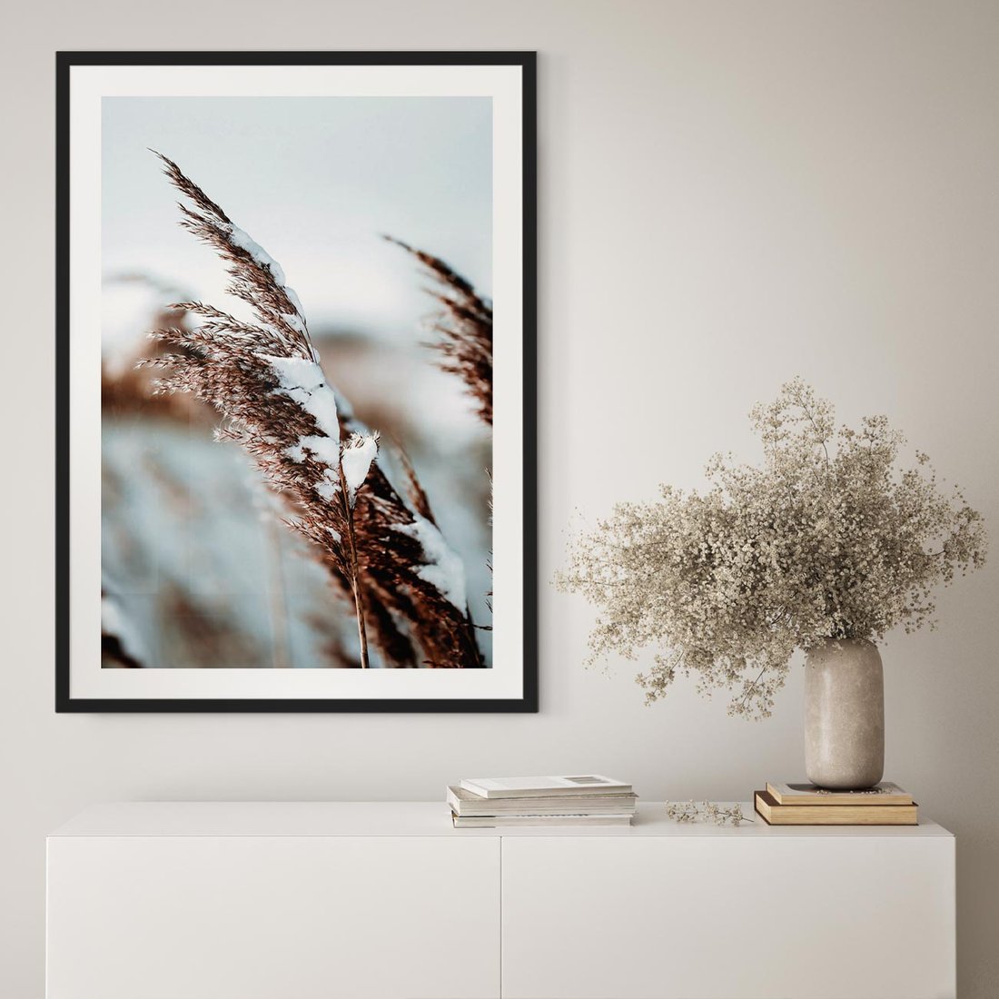 Plakat w ramie 50x70 - Zima na Suchych Trawach - suche trawy, śnieg wysokich na trawach - rama czarna