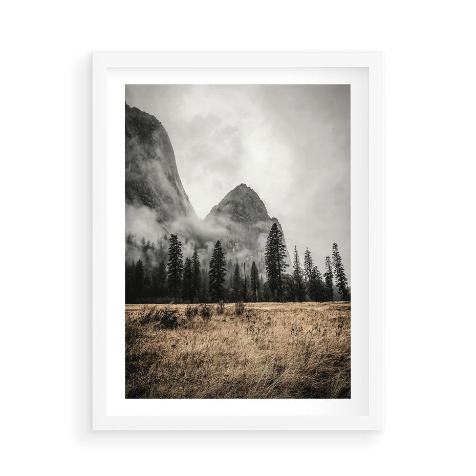 Plakat w ramie 50x70 - Mglisty Pejzaż Górski: Urok Niewidzialnośc - góry, krajobraz - rama biała