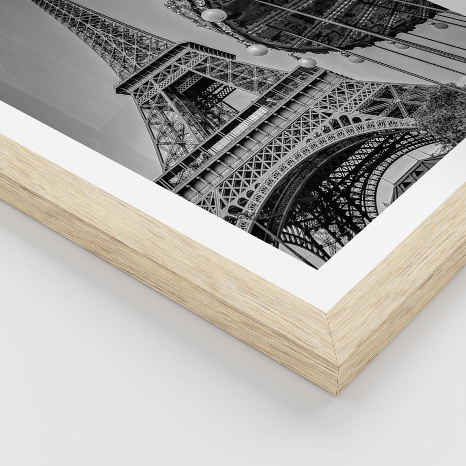 Plakat w ramie 50x70 - Zabawa w Paryżu - czarno białe zdjecie, wieża eiffla - rama drewno