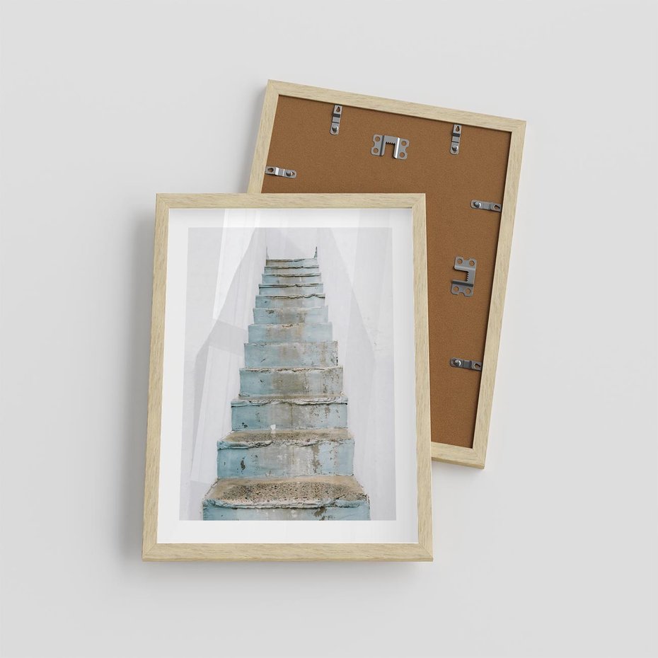 Plakat w ramie 30x40 - Niebieskie Schody Santorini - stare kamienne schody, niebieskie schody - rama drewno