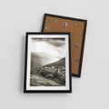 Plakat w ramie 30x40 - Domki w Górach - czarno biała fotografia, górski pejzaż - rama czarna