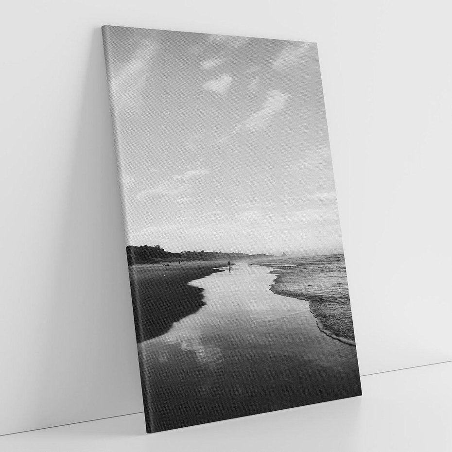 Obraz na płótnie 80x120 - Nadmorska Melodia - czarno białe zdjęcie, plaża