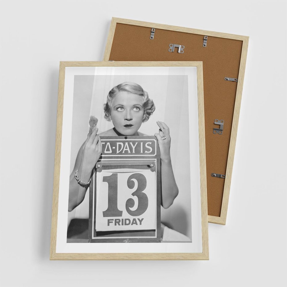 Plakat w ramie 50x70 - Czy to Pech - retro zdjęcie, czarno białe - rama drewno