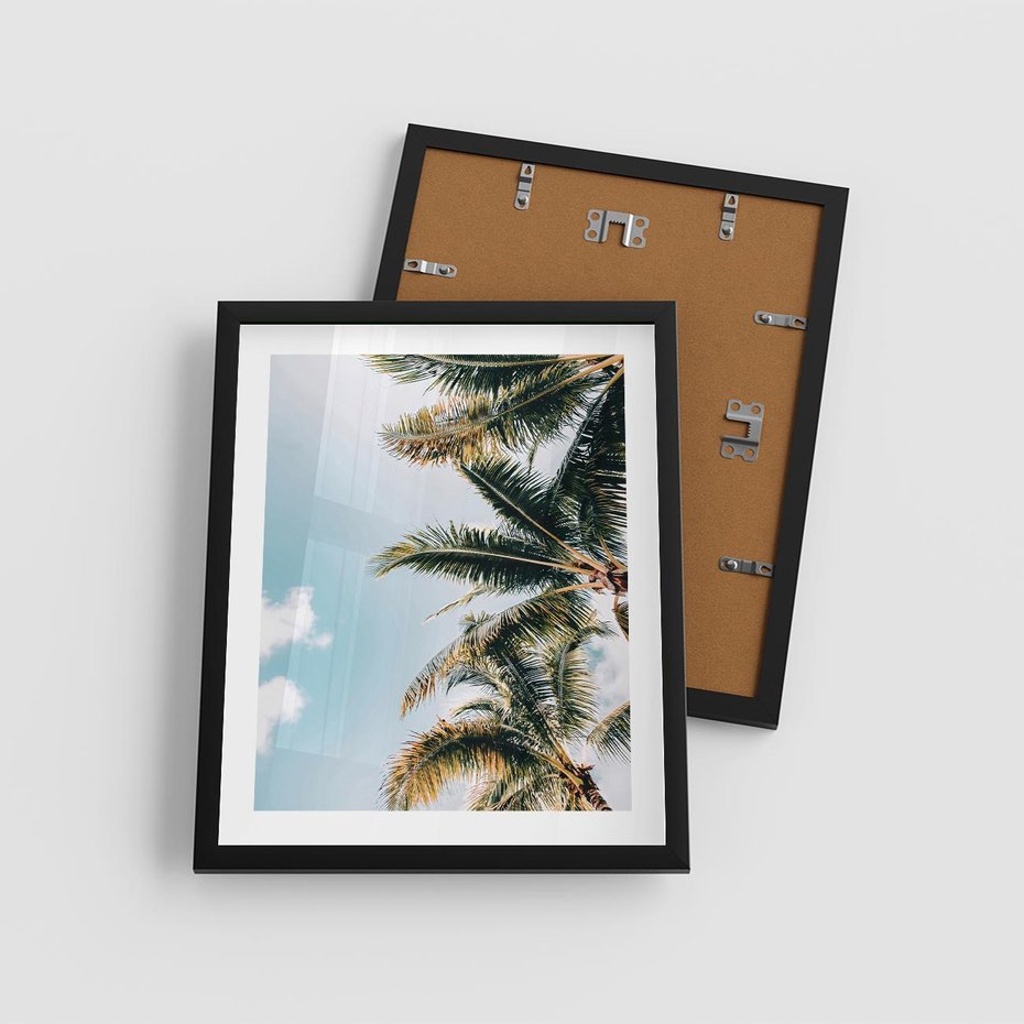 Plakat w ramie 40x50 - Pod Błękitnym Niebem - palmy, ujęcie z dołu - rama czarna
