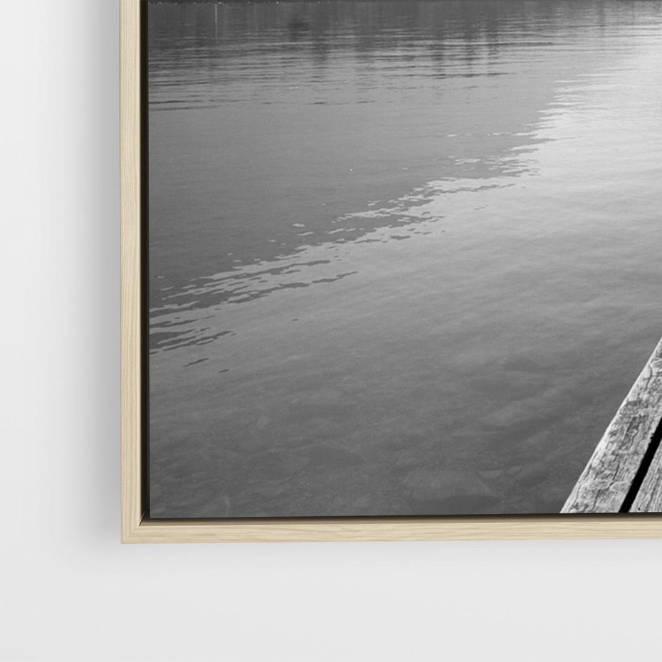 Obraz w ramie 120x80 - Spokojna Przystań - czarno biała fotografia, drewniany pomost na jeziorze - rama drewno