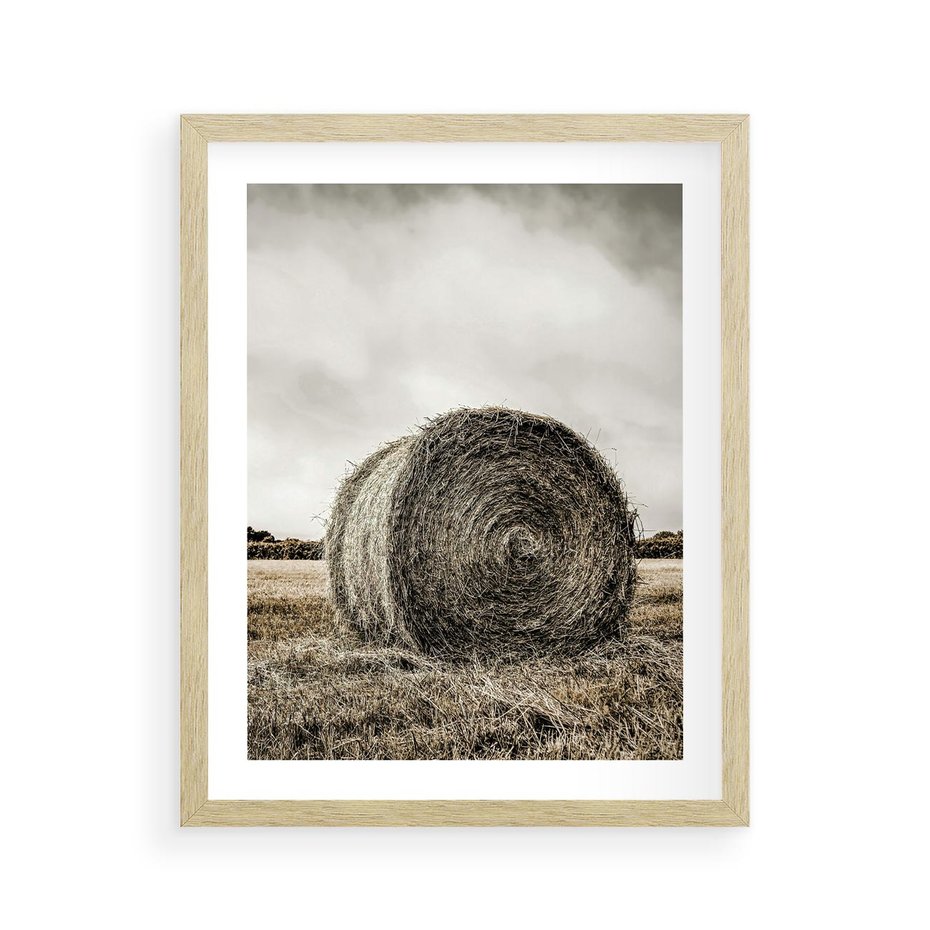 Plakat w ramie 40x50 - Siano w Sepii: Wiejska Tradycja - snopek siana, bela siana - rama drewno