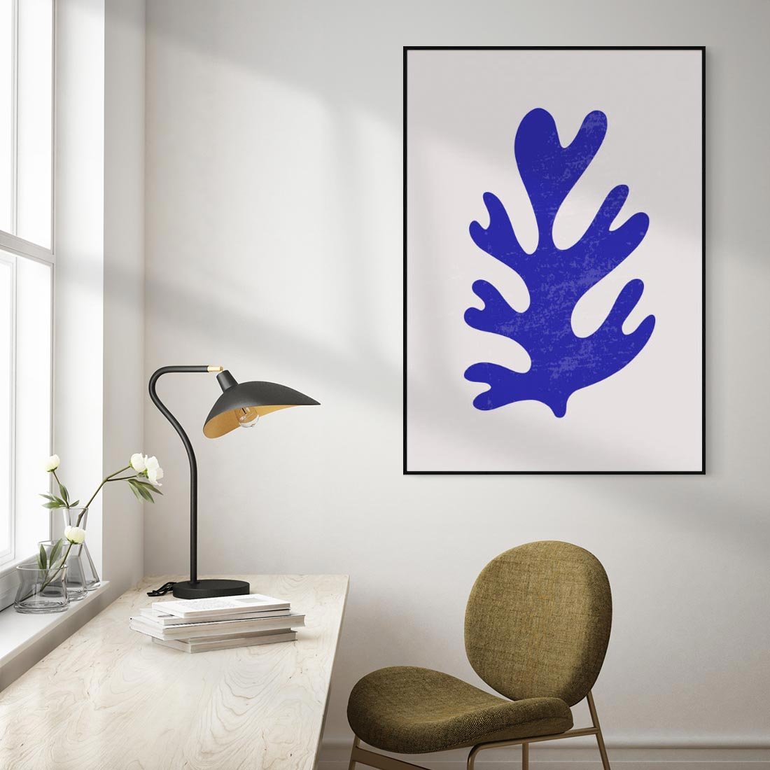 Obraz w ramie 70x100 - Przenikająca Struktura - boho plakat, niebieski liść w intensywnym kolorze - rama czarna