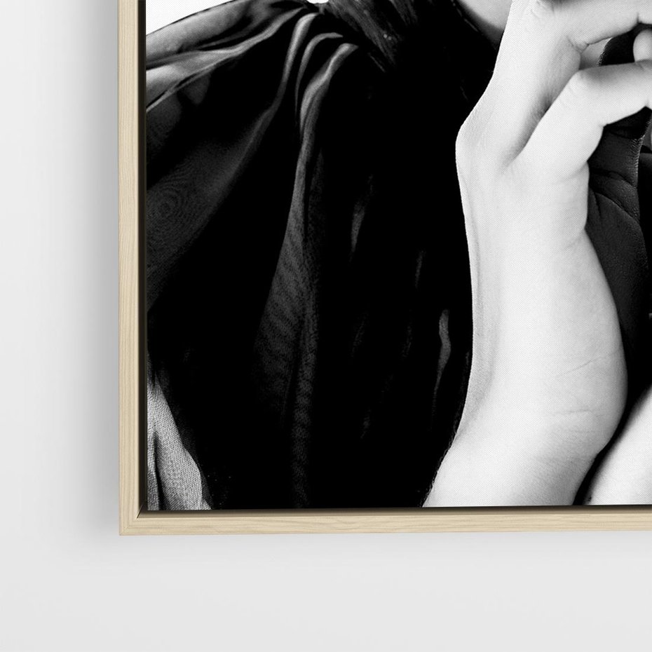 Obraz w ramie 50x50 - Czarna Elegancja - fotografia czarno biała, zbliżenie portret kobiety w czerni - rama drewno