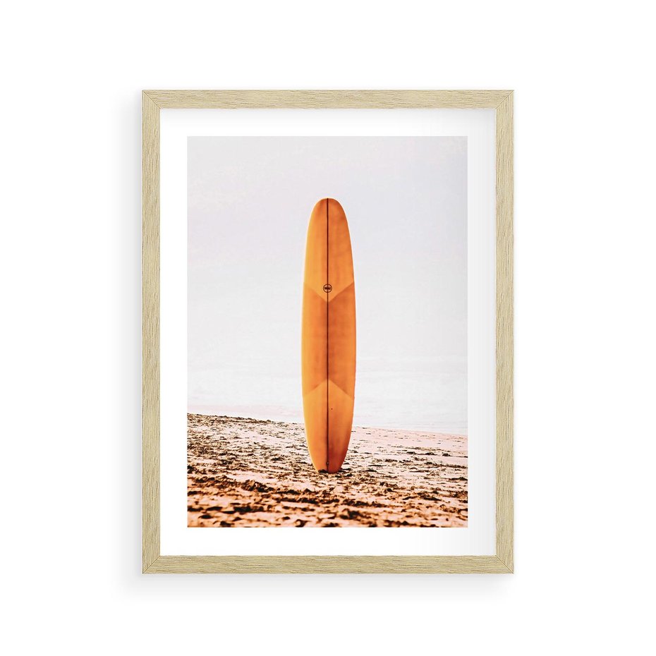 Plakat w ramie 30x40 - Deska w Piasku: Gotowa na Fale - plaża, pomarańczowa deska surfingowa wbita w piasek - rama drewno