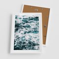 Plakat w ramie 50x70 - Potęga Natury: Wzburzone Fale Oceanu - wzburzone fale oceanu - rama biała