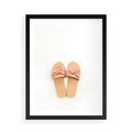 Plakat w ramie 50x70 - Minimalistyczna Moda: Klapki na Białym Tle - klapki, minimalizm - rama czarna