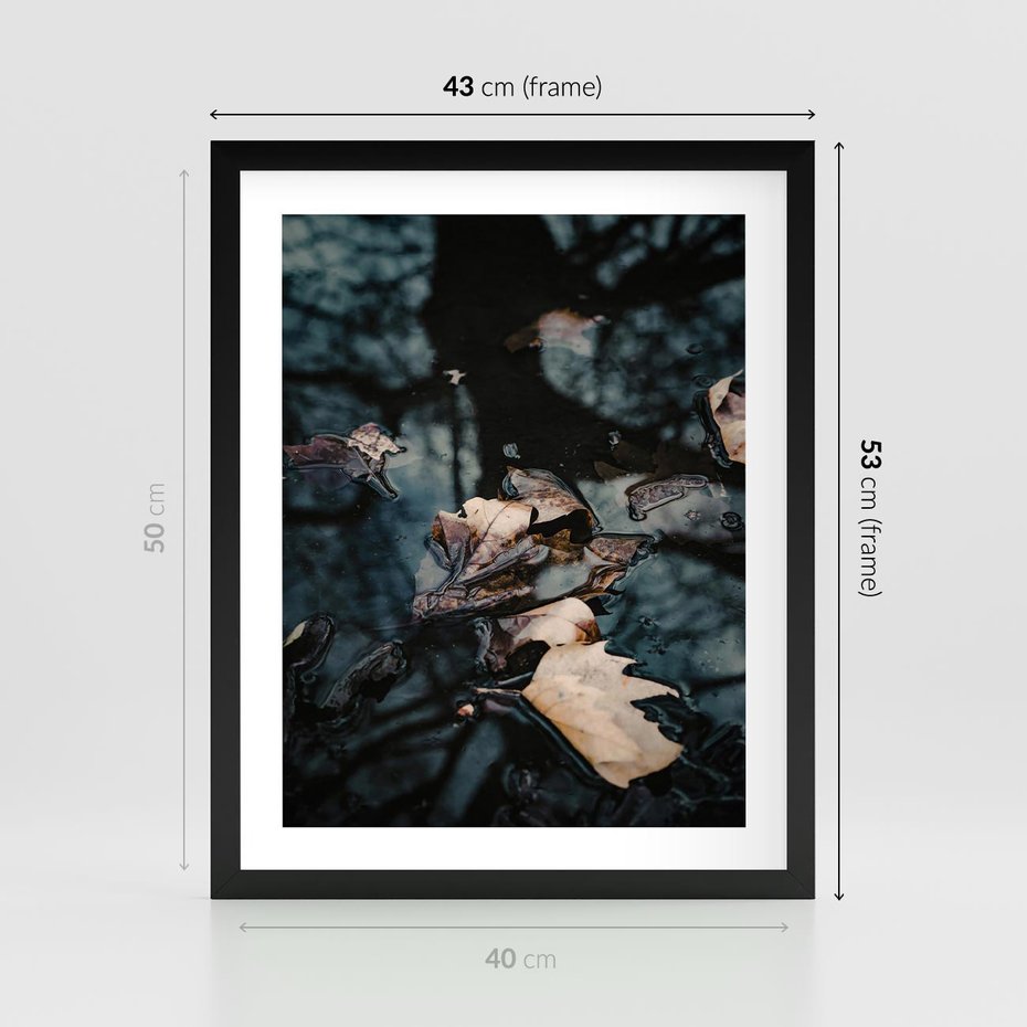 Plakat w ramie 40x50 - Jesienne Liście w Kałużach: Odbicie Natury - jesienne liście wkałuży, fotografia - rama czarna