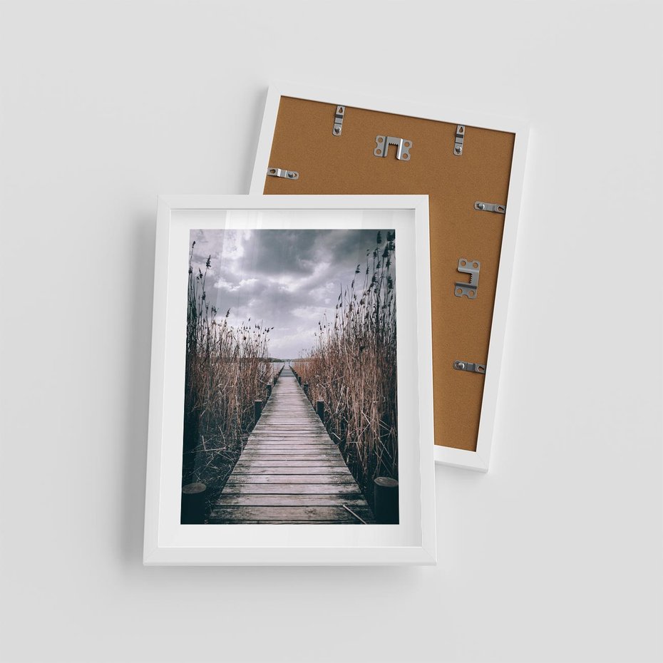 Plakat w ramie 30x40 - Mglisty krajobraz - pomost, morze - rama biała
