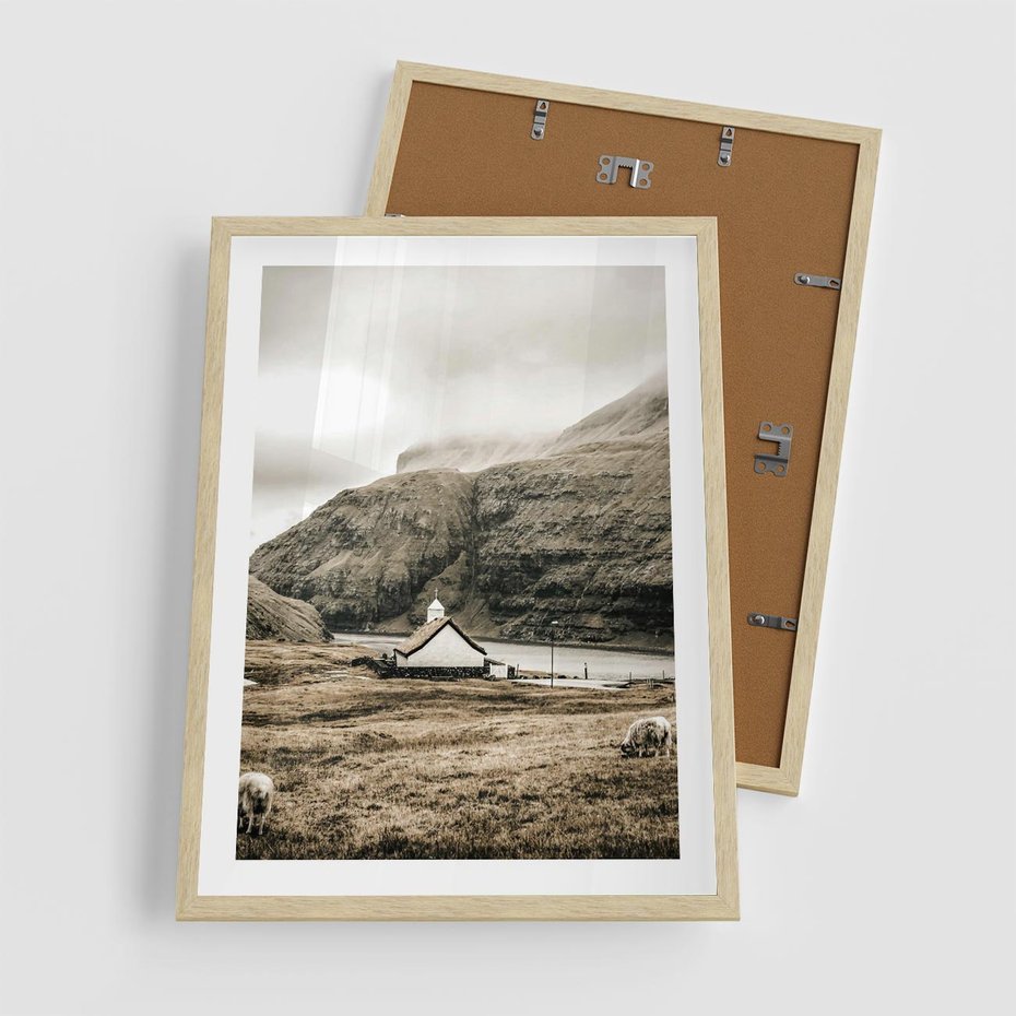 Plakat w ramie 50x70 - Kościół na Wzgórzu: Sepia Nostalgii - kościół w górach, na wzgórzu - rama drewno