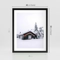 Plakat w ramie 40x50 - Zimowy Azyl: Domek w Górach - domek w górach, śnieg - rama czarna