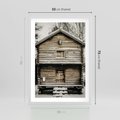 Plakat w ramie 50x70 - Stary Drewniany Dom w Śniegu - stary drewniany dom, zima - rama biała