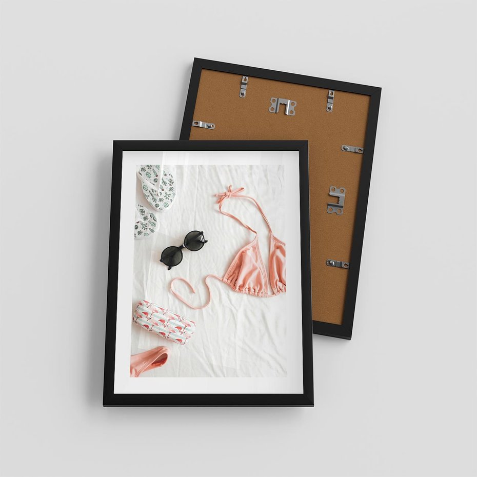 Plakat w ramie 30x40 - Letnia Elegancja na Plaży - kompozycja, elementy stroju na plażę - rama czarna