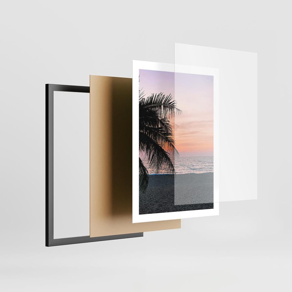 Plakat w ramie 50x70 - Tropikalny Zachód Słońca: Piękno Palmy - palma, nad morzem - rama czarna