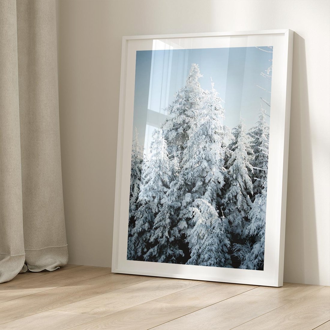 Plakat w ramie 30x40 - Magia Śnieżnych Drzew - zima, iglaste drzewa - rama biała