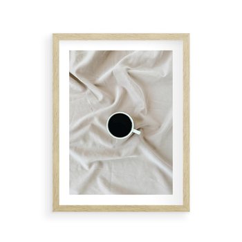 Plakat w ramie 50x70 - Poranek z Kawą - kawa filiżanka w białej pościeli - rama drewno