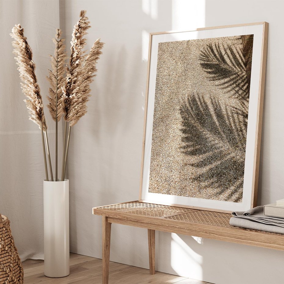 Plakat w ramie 30x40 - Plażowa Idylla - palma, cień na piasku - rama drewno