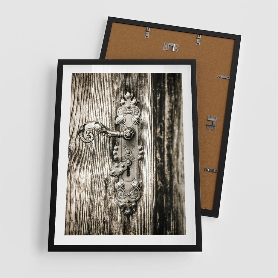 Plakat w ramie 50x70 - Stare Drzwi z Ozdobną Klamką - stare drzwi, klamka - rama czarna
