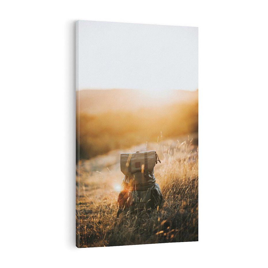 Obraz na płótnie 50x70 - Podróżniczy bukiet na łące - plecak, podróż