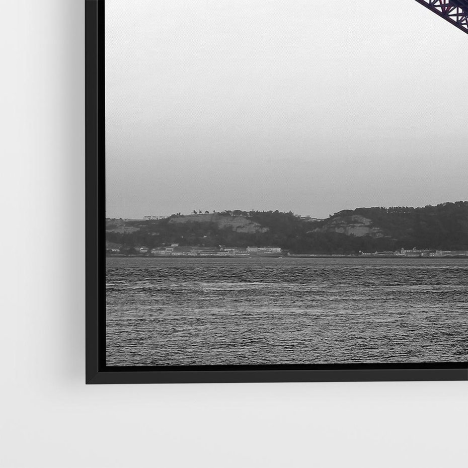 Obraz w ramie 50x50 - Majestatyczny Most - czarno biała fotografia, czerwony stalowy most nad rzeką - rama czarna