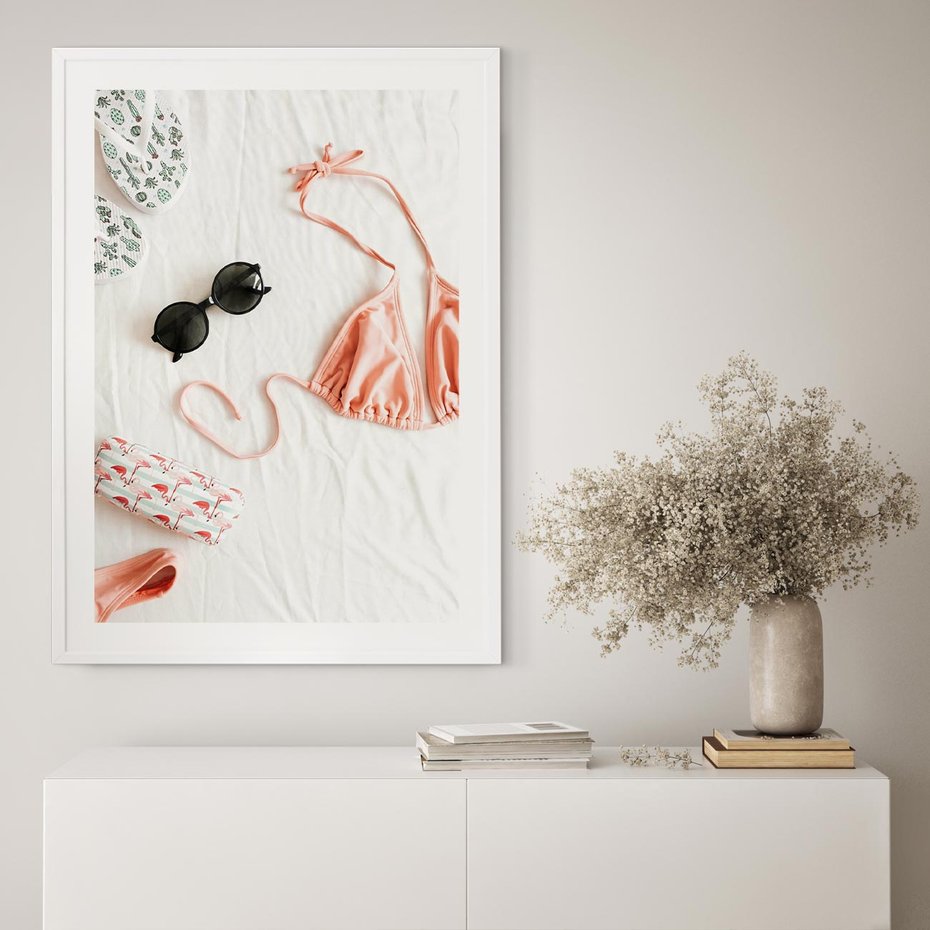 Plakat w ramie 30x40 - Letnia Elegancja na Plaży - kompozycja, elementy stroju na plażę - rama biała