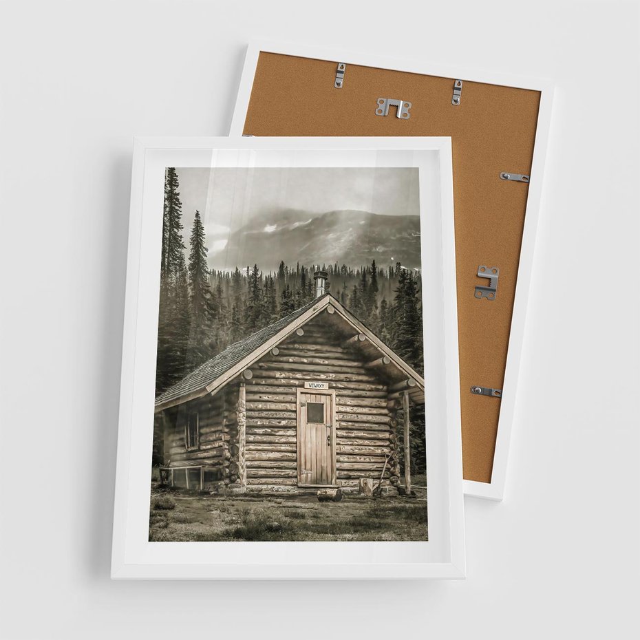 Plakat w ramie 50x70 - Urok Drewnianej Chatki w Górach - chatka w górach, drewniany domek - rama biała