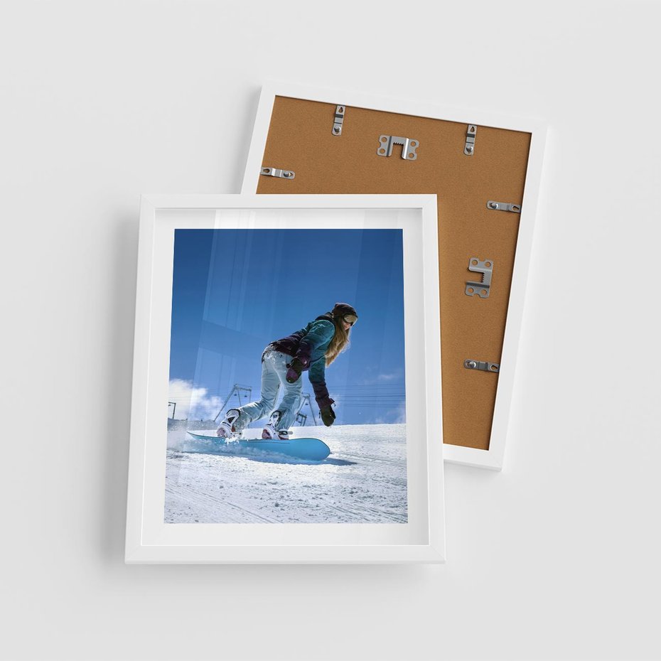 Plakat w ramie 40x50 - Snowboard na zimowych zboczach - snowboard, zima - rama biała