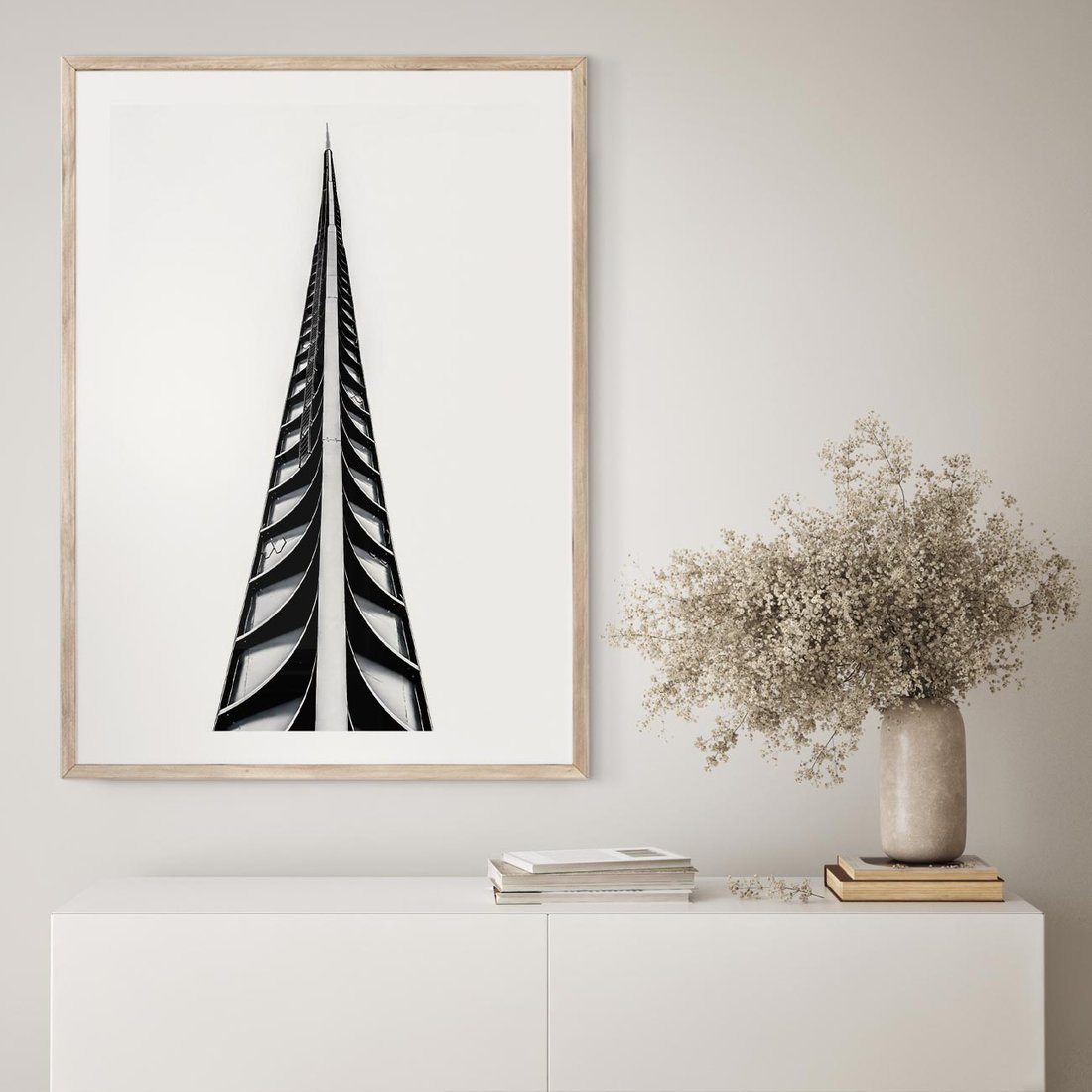 Plakat w ramie 50x70 - Majestatyczna Architektura - wysoki, strzelisty wieżowiec - rama drewno
