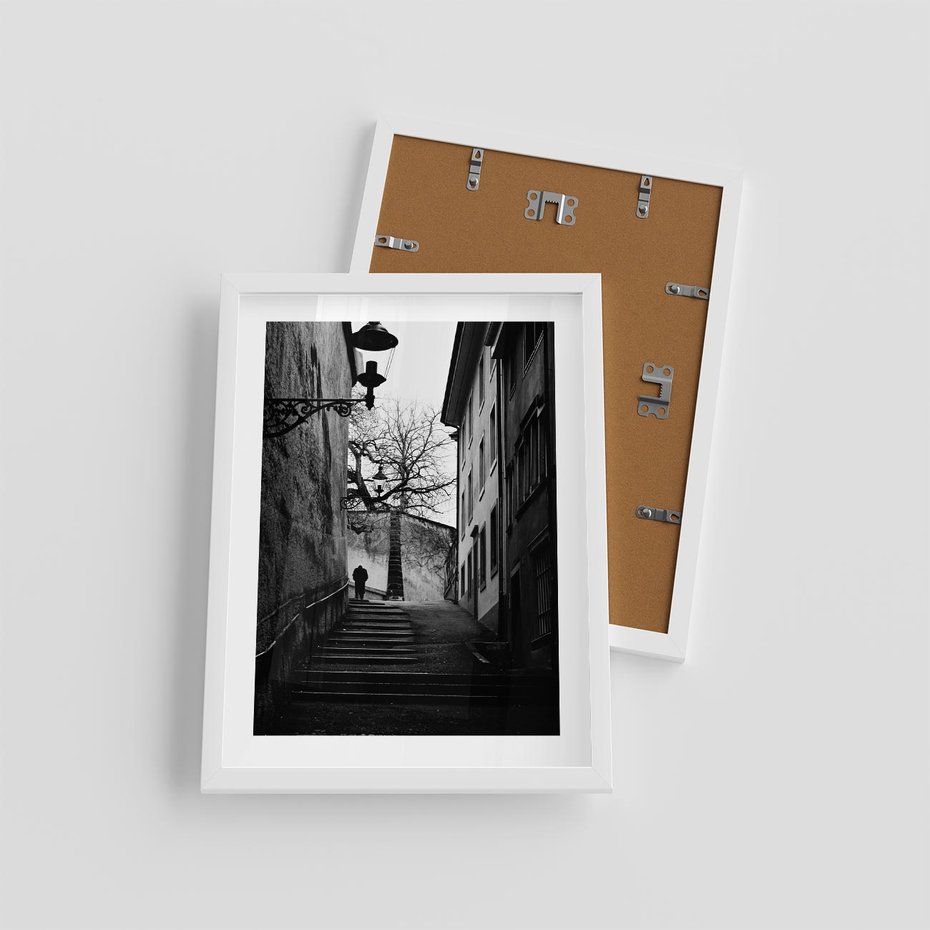 Plakat w ramie 30x40 - Ukryta Uliczka - czarno białe zdjęcie, schody - rama biała