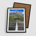 Plakat w ramie 50x70 - Droga przez góry: podróż do przygody - droga, góry - rama czarna