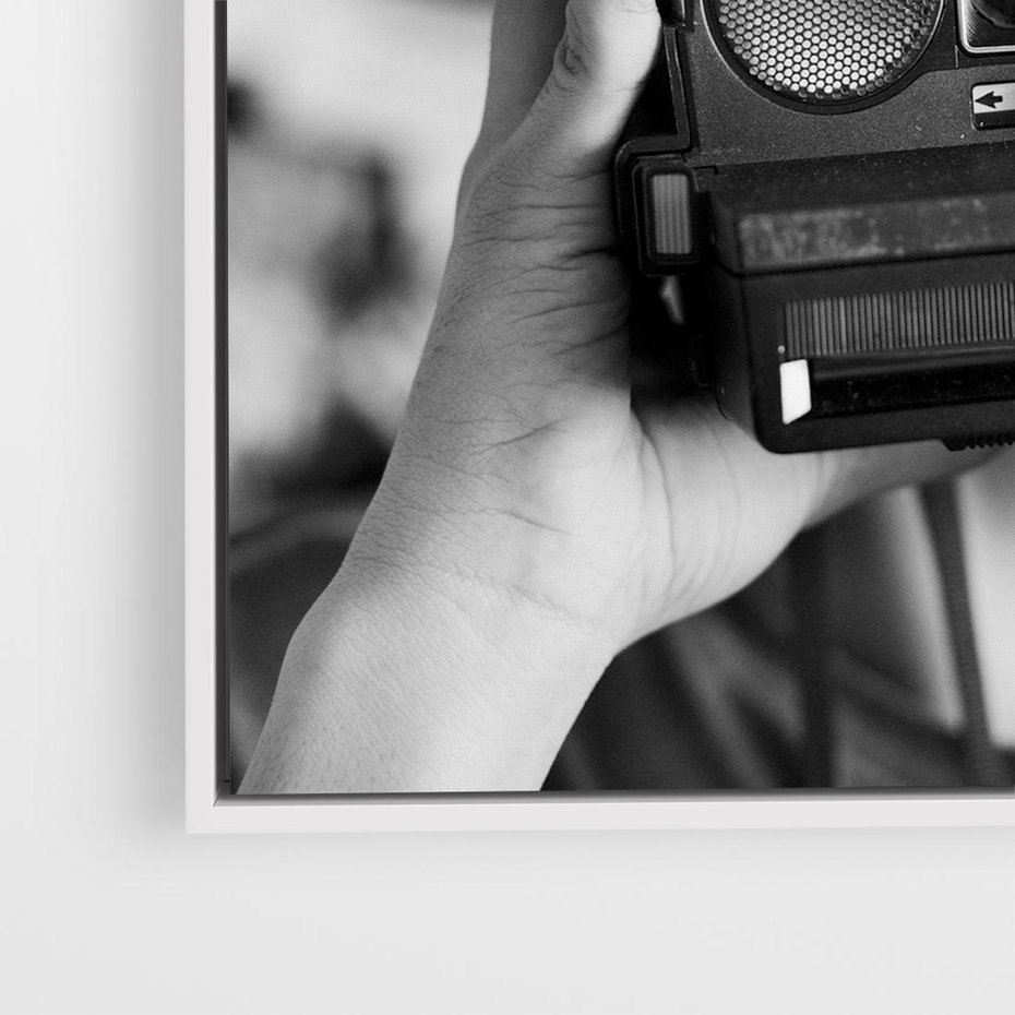 Obraz w ramie 50x50 - Mężczyzna za Aparatem - czarno białe zdjęcie, portret - rama biała