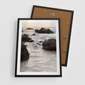 Plakat w ramie 50x70 - Dramatyczna Sceneria: Morze i Skały nad Brzegiem - fale, morze - rama czarna