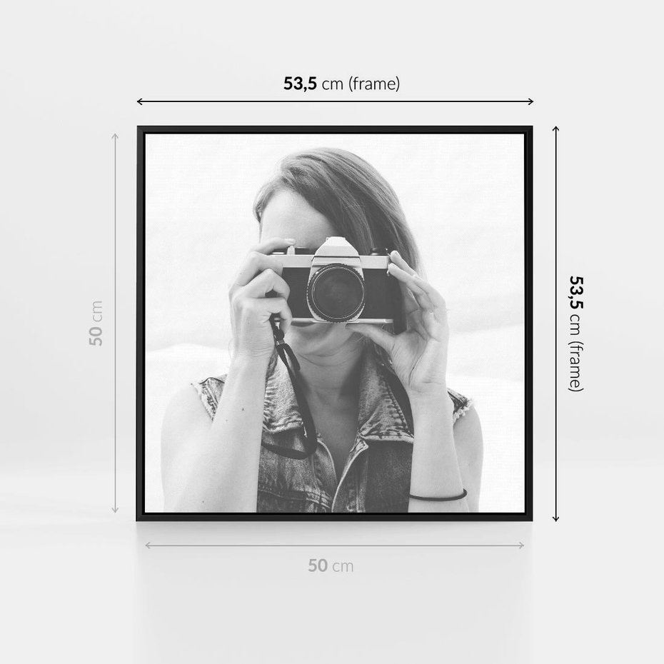 Obraz w ramie 50x50 - Zrób mi Zdjęcie - fotografia, kobieta z aparatem - rama czarna