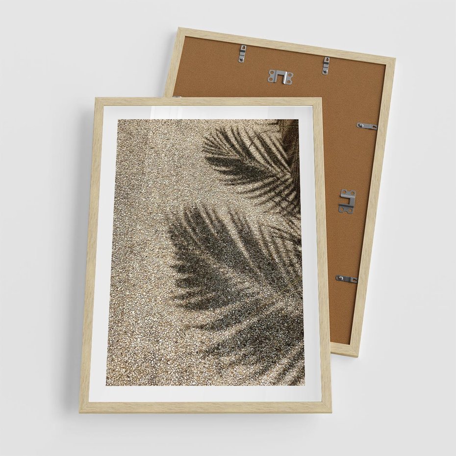 Plakat w ramie 50x70 - Plażowa Idylla - palma, cień na piasku - rama drewno